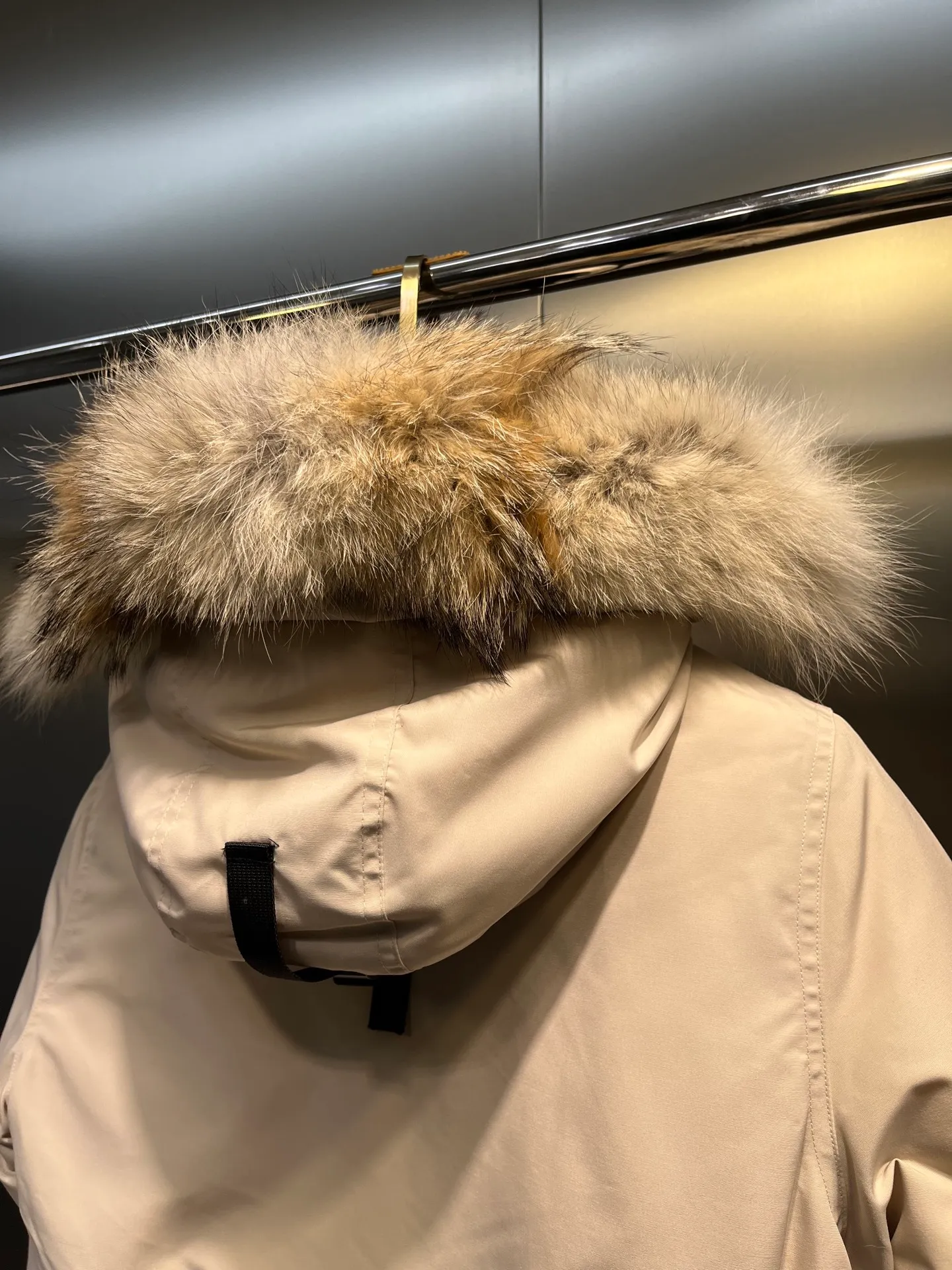 P840 Canada goose🌟 Canada Goose 07 models All in stock, 6 colors, I will never stop stocking this winter All original factory customization All details strictly required have been corrected since the beginning of this year Detachable fur collar! The workmanship and wiring are very straight! A big goose is enough for a winter. Size: 1. 90% white duck down from a conscientious manufacturer (some people brag about their own goose down, please search it on your own. Goose down is warmer and less fluffy than duck down, so good down jackets are all white duck down. There is no such thing as white goose down) 2. Upgraded fabrics with moderate hardness, waterproof, windproof and anti-fouling (Arctic Tech fabrics imported from South Korea are not comparable to fabrics dyed by some small workshops) 3. YKK No. 10 authentic zippers (Japanese customized YKK zipper, silky smooth, not stuck, officially designated) 4. Western Canadian wolf hair (Wolf hair is divided into eastern, central, and western. Western wolf hair is light in color, dense, and has good thermal insulation effect. It is the genuine Canada Goose grade) Let’s analyze and explain some details of the production 1. First, sew the liner and then fill it with down (some small factories and small workshops first fill it with down and then sew) Why? The technology is not up to par and the hardware conditions are not enough! ! ! For this step alone, we need to spend more time and money. 2. Filling the inner tank with down. We are all down filling machines to ensure that the down weight of each pill is the same. There is a video (small factory, small workshop is stuffed by hand). Why? The hardware conditions are not enough. A machine costs more than 100,000 yuan. Small factories simply cannot buy it. This means that the weight of the down in each liner cannot be guaranteed, and the warmth of high-end down jackets cannot be guaranteed. 3. For the needles of the sewing machine, we all use the top-notch No. 7 needles (small factories all use No. 10 needles). The finer the needle, the finer the needle eye, which reduces the risk of velvet and velvet running. 4. Wolf fur collar We are all spliced in whole or in large pieces (small factories mostly use broken pieces) The warmth retention of wolf fur is very good, but the splicing of scraps cannot guarantee the warmth. Color: Black, white, gray camouflage, sci-fi blue camouflage, green camouflage, sky blue, dark blue, cool gray, red. Professional Canada goose producers, we are enough this winter! We would like to sincerely thank everyone who buys our down jackets!  size：xs-xl